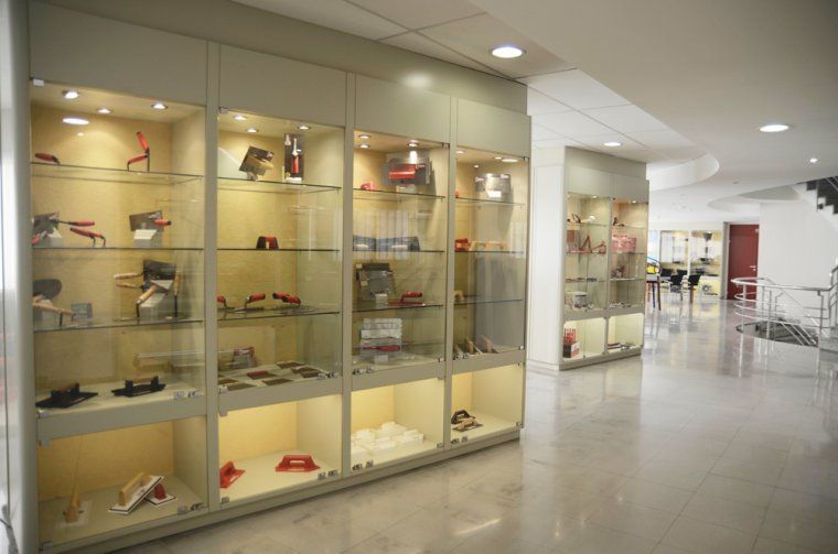 Productes de Rubí exposats en la planta principal de l'edifici