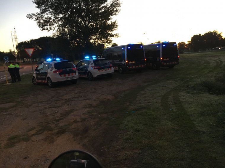 Policia situada al costat de l'AP-7 a primera hora del matí