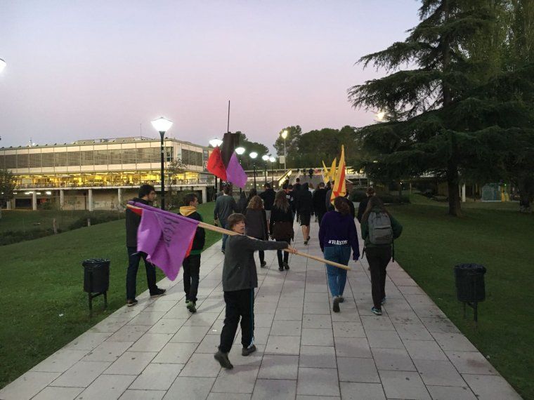 Estudiants desplaçant-se d'una aula a una altra