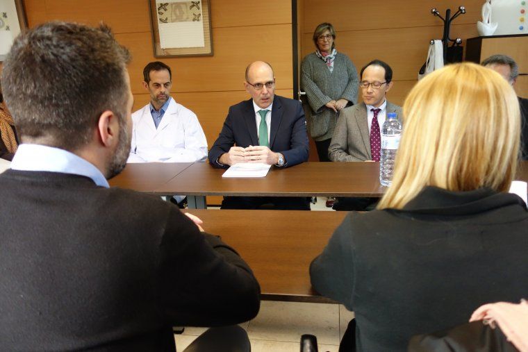 El director general de Kao Chimigraf, Armand Marcé, presenta l'empresa a l'acladessa, Ana María Marínez