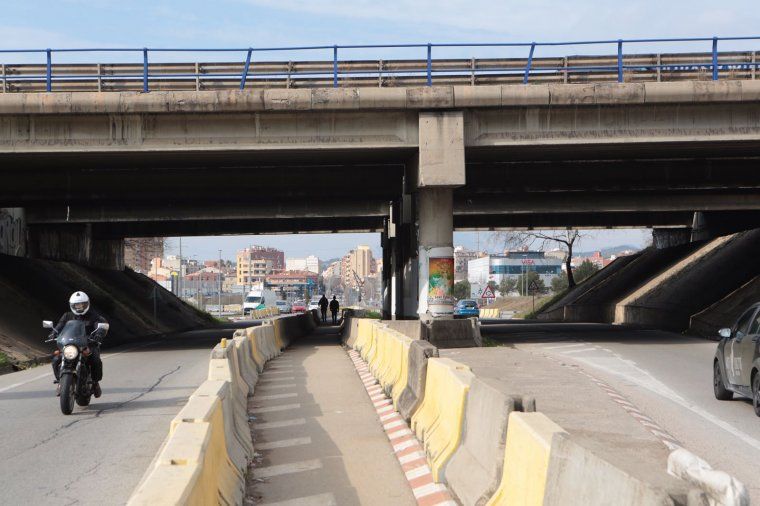 Estat actual del tram de la carretera de Rubí que travessa l'autopista FOTO: Artur Ribera