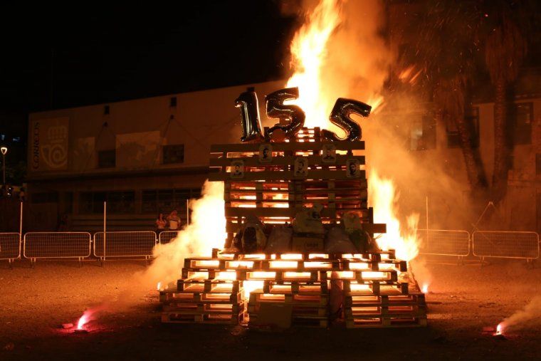 El número 155, entre flames.