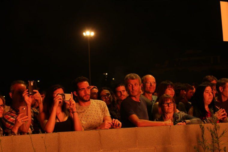 El públic que es va acostar a observar les flames de la revetlla a càrrec dels Diables.