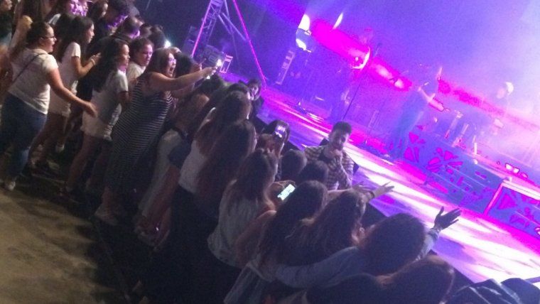 Antonio José baixa de l'escenari per apropar-se a les seves fans