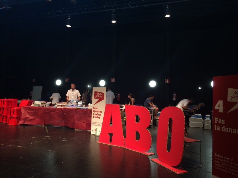 L'escenari del teatre preparat per La Marató de Donació de Sang