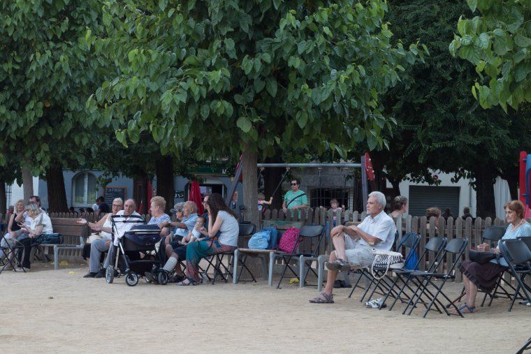 Diversos veïns varen baixar a la plaça per veure les sardanes