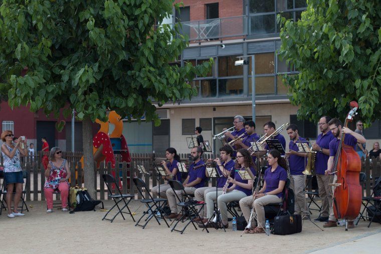 La cobla Ciutat de Roses tocant a la plaça Marquès de Barberà