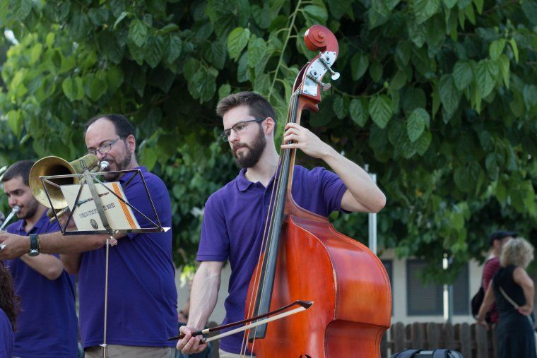 El contrabaixista de la cobla Ciutat de les Roses tocant