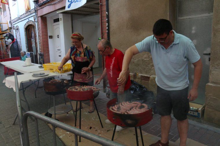 Els veïns preparen la botifarrada popular