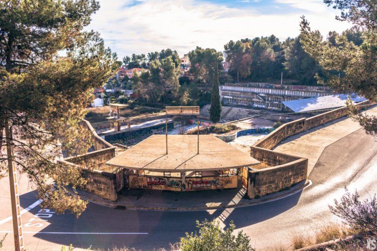 Vista de les piscines des de l'exterior del recinte