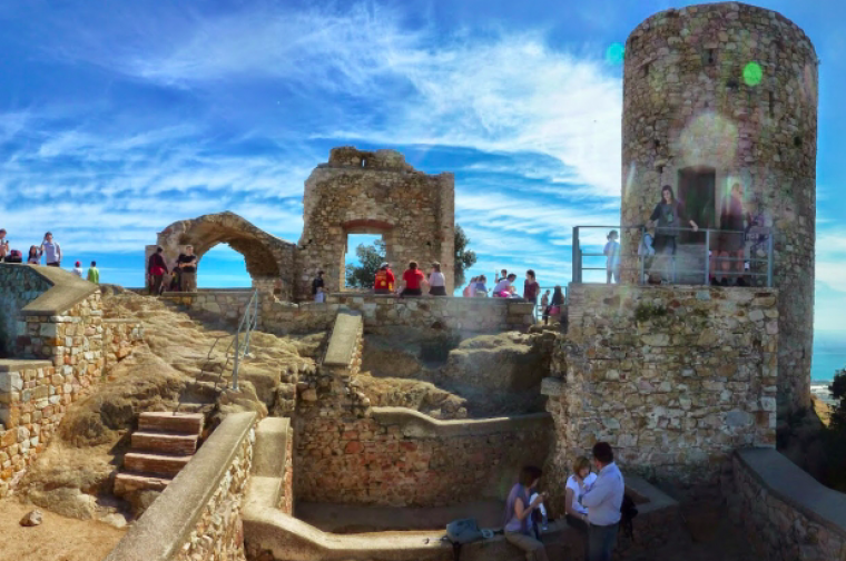 Castell al cim de la muntanya a Burriac