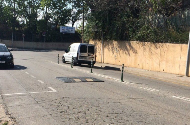 Banda reductora de velocitat que només ocupa un tram de la via, no de vorera a vorera