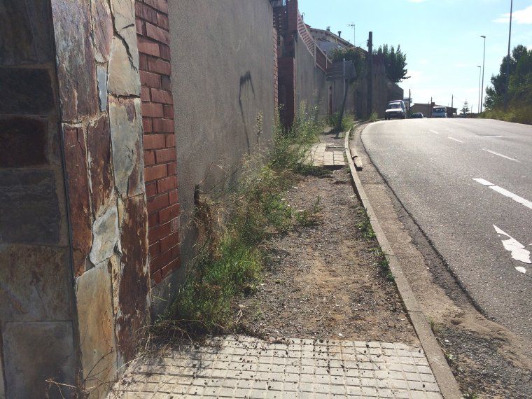 Una de les voreres del carrer que arriba fins a l'Escola Rivo Rubeo