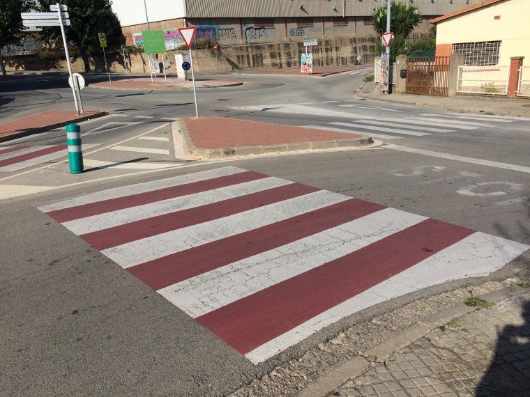 Rotonda que travessa amb l'Avinguda de Can Sucarrats, amb gran trànsit de vehicles pesats