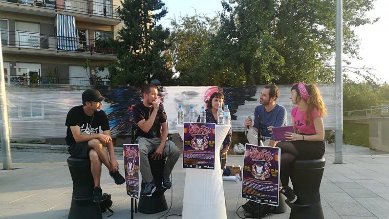 La taula rodona ha comptat amb opinions molt diverses: dos graffiters, un dissenyador gràfic i una arquitecta experta en espais públics.