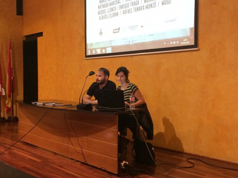 La fotògrafa francesa Marie Sordat durant la seva conferència al Castell