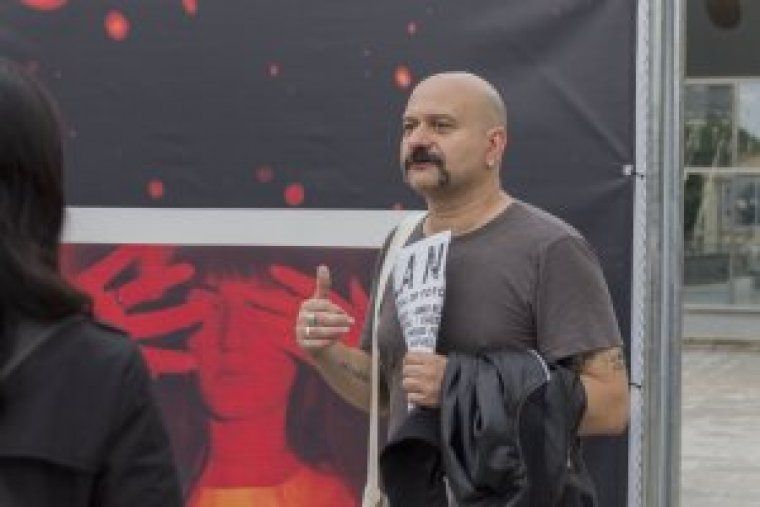 Carles Mercades, director del Festival, fent una de les visites guiades de La Nuu