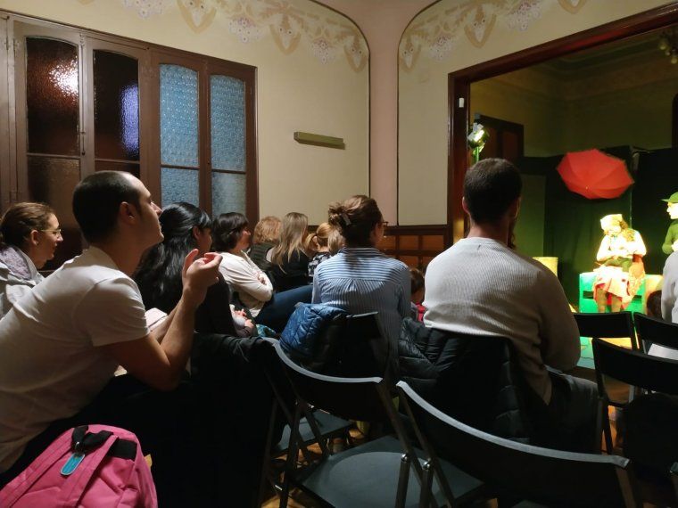Els pares i mares acompanyant els seus fills en l'obra