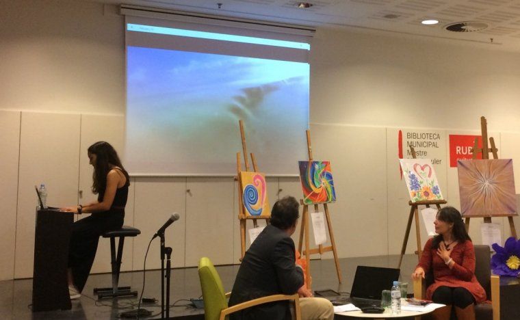 Inici de la presentació amb ambientació de piano en viu