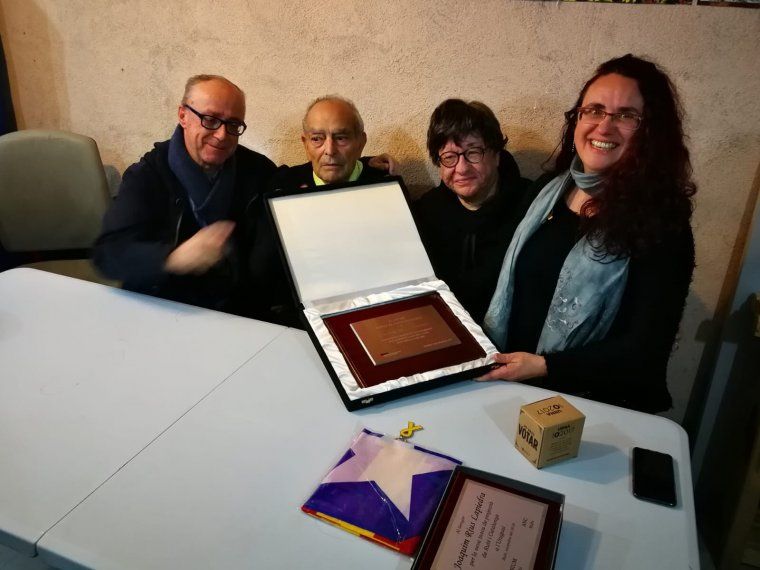 Entrega de la placa commemorativa a Joaquim Rius Lapiedra
