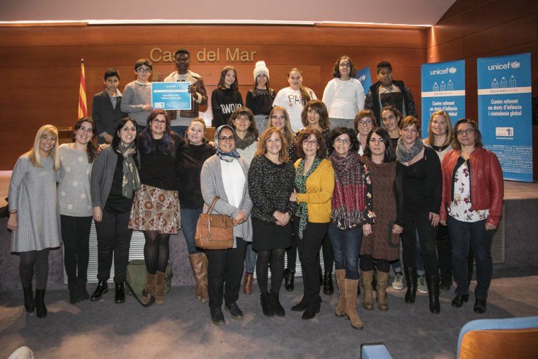 Professorat i alumnat del centre Teresa Altet amb la regidora Marta García durant la recollida del reconeixement