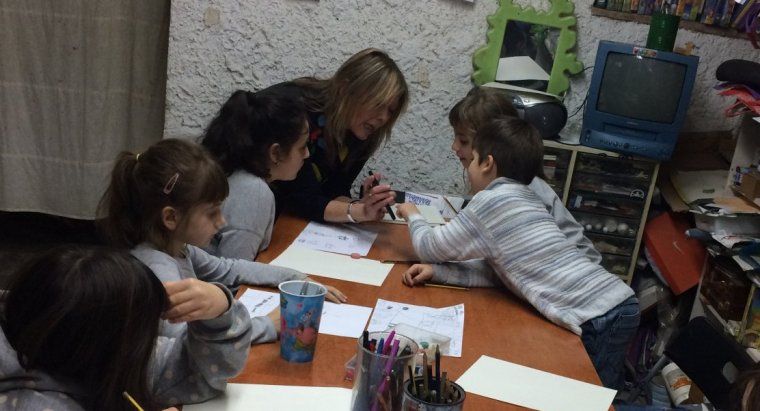 L'artista local Sandra Bea durant la classe