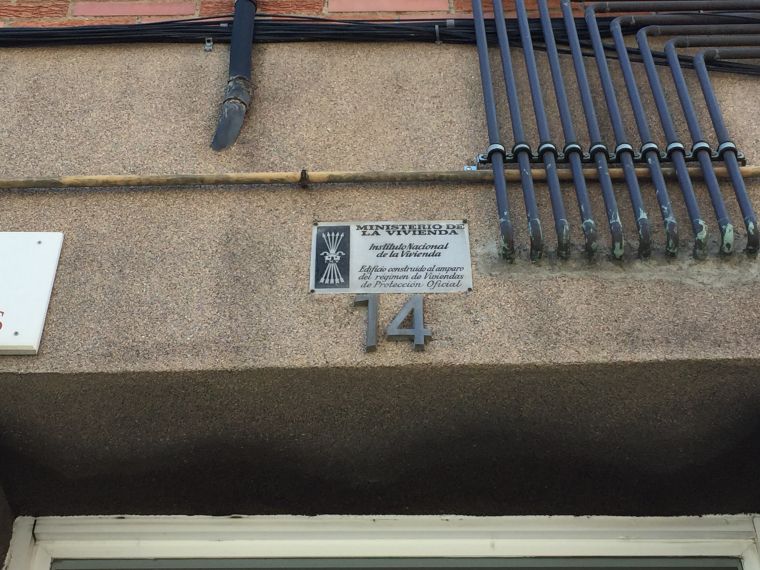 Una de les plaques que encara perduren de l'època franquista a Rubí