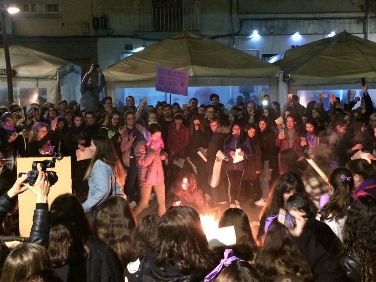 Foguera a la plaça Catalunya per la crema d'imatges de masclistes