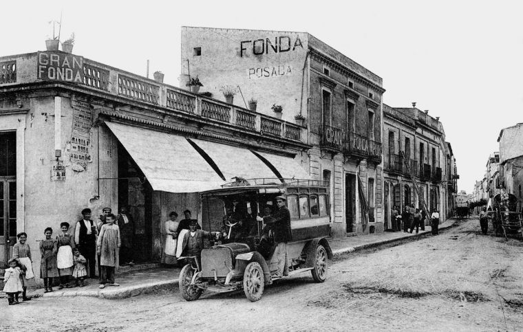 Antiga Fonda Puig i Ultramarinos Ca l'Oller (1915). Ubicació de la benzinera de l'Av. Barcelona