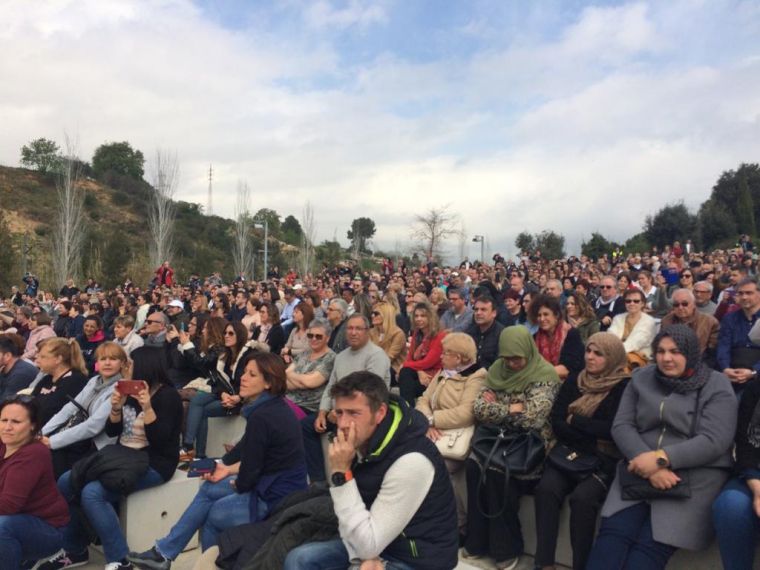 Les graderies del parc del Castell plenes de famílies