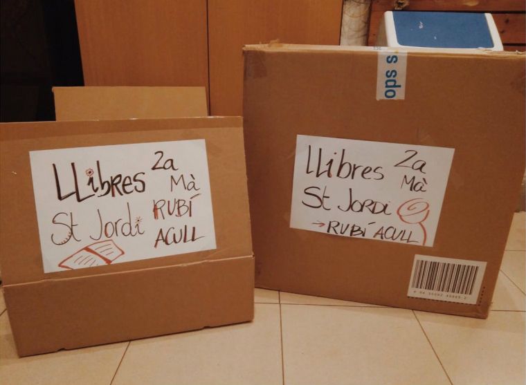 Els llibres solidaris es poden dipositar en aquestes caixes ubicades al CRAC