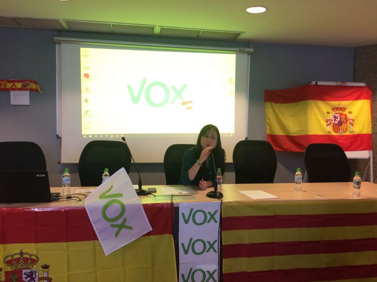 Vanessa Garrido, candidata de VOX, durant la presentació de la candidatura