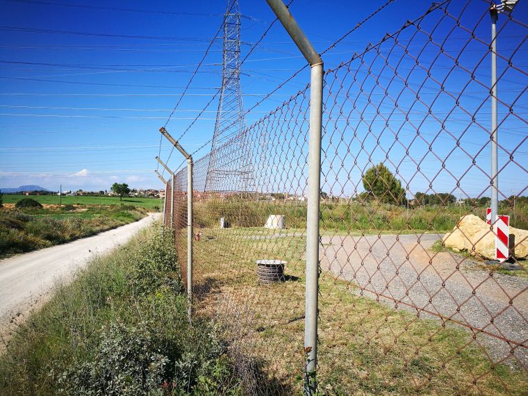 Tanca que protegeix el futur abocador de Can Balasc, al qual es pot accedir a través de l'Av. Castellbisbal