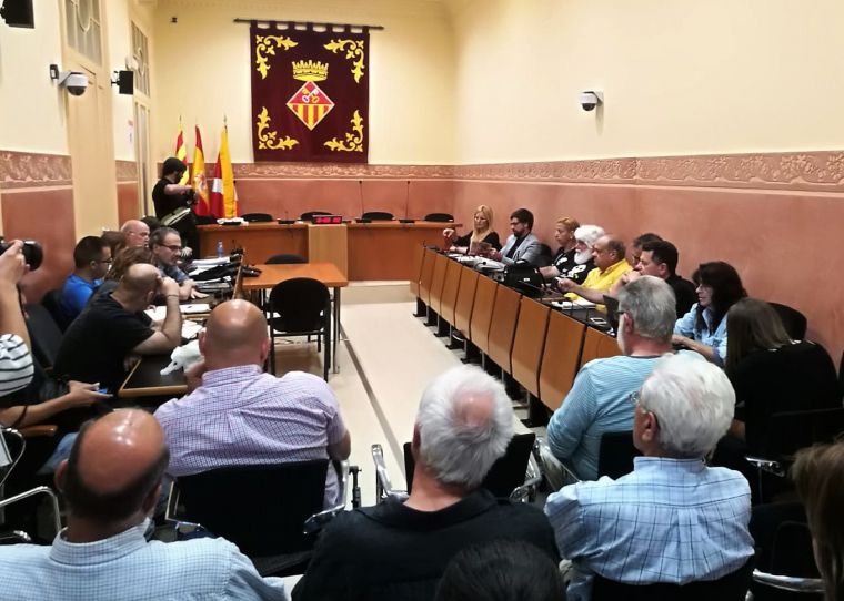 Reunió sobre l'obertura de Can Balasc a la sala de plens de l'Ajuntament de Rubí