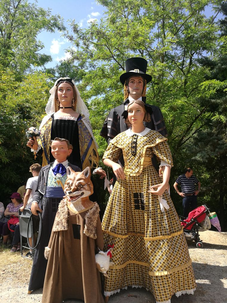 El gegant Roc, la geganta Paula, la gegantona Laia, el gegantí Galderic i la bestiola Orelletes.