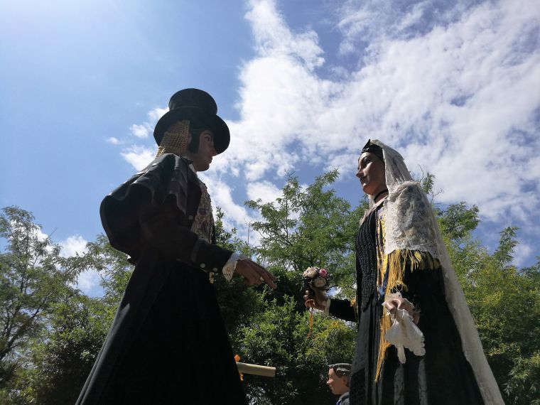 El gegantt Roc i la geganta Paula ballen davant l'ermita de Sant Muç de Rubí.