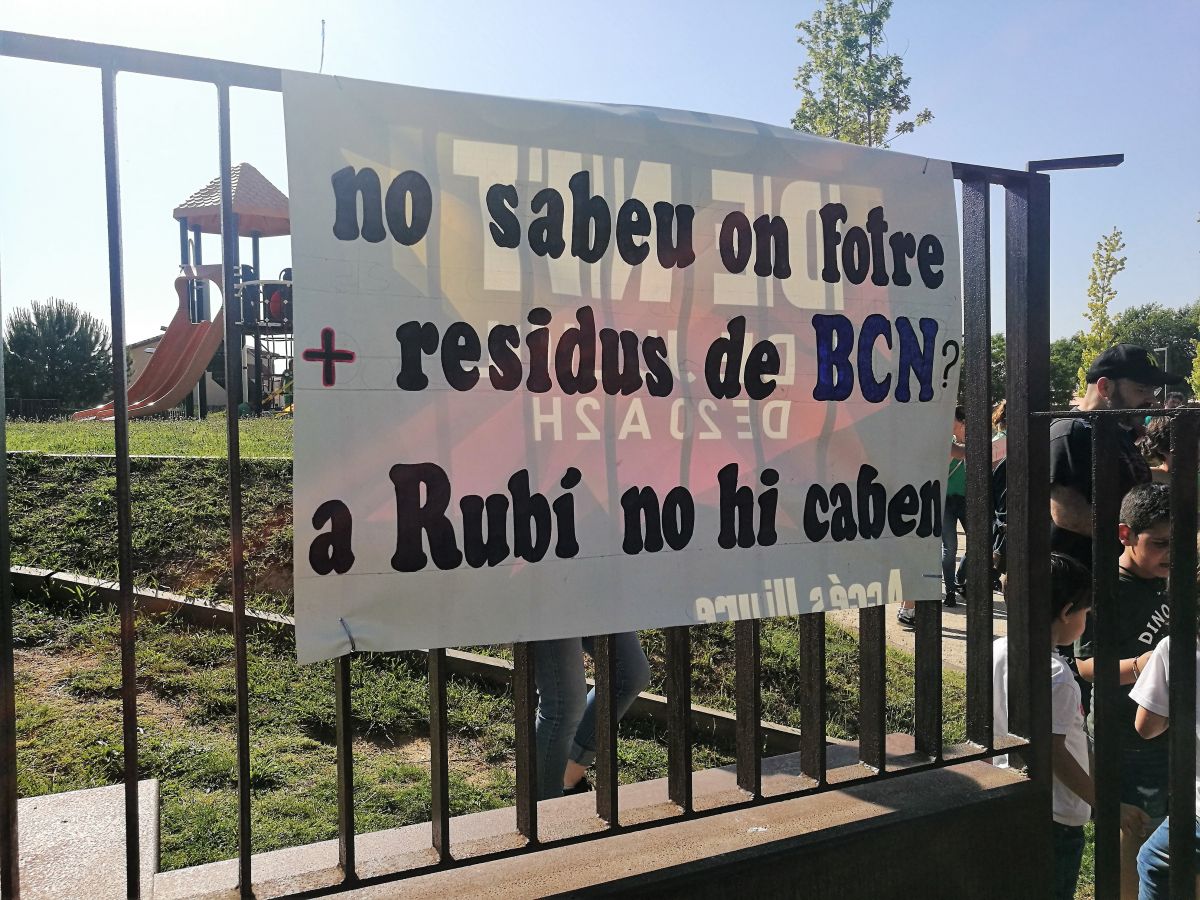 Pancarta als voltants del Rivo Rubeo a l'inici de la manifestació