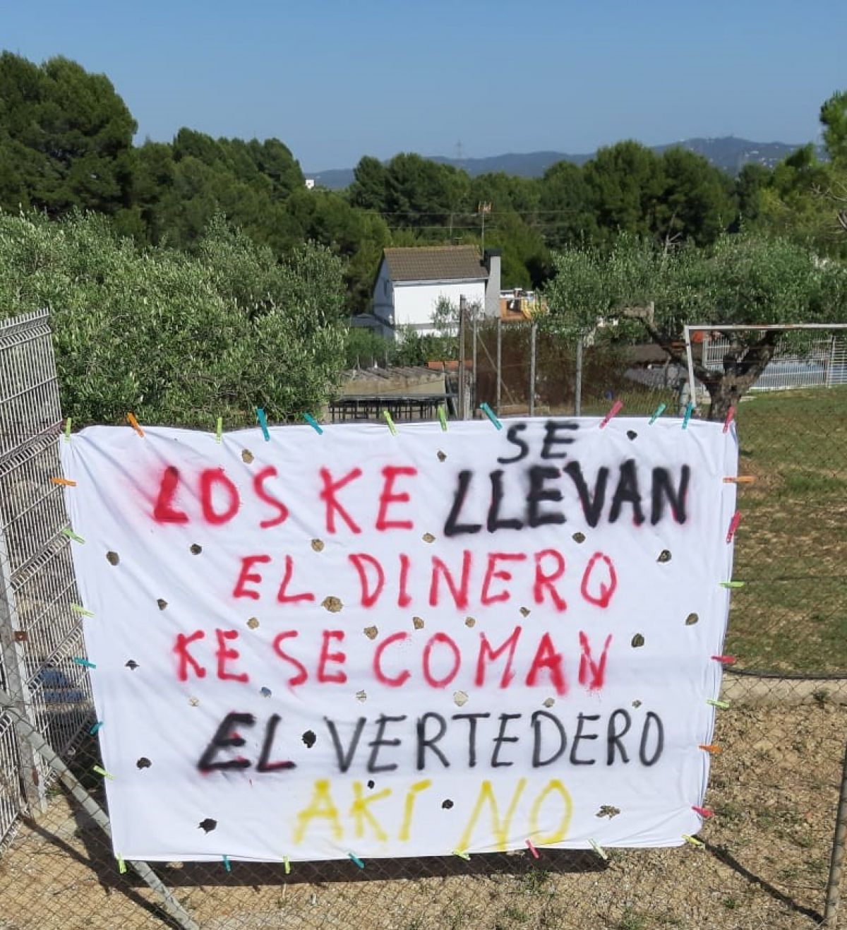Pancarta a una casa situada a poc més de 250 metres de l'abocador de Can Balasc