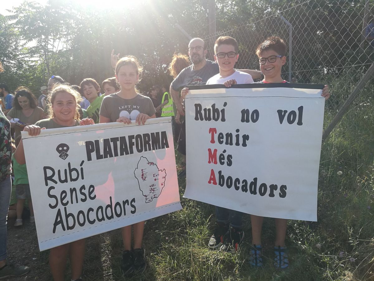Nens i nenes de l'escola Rivo Rubeo es manifesten contra l'abocador de Can Balasc