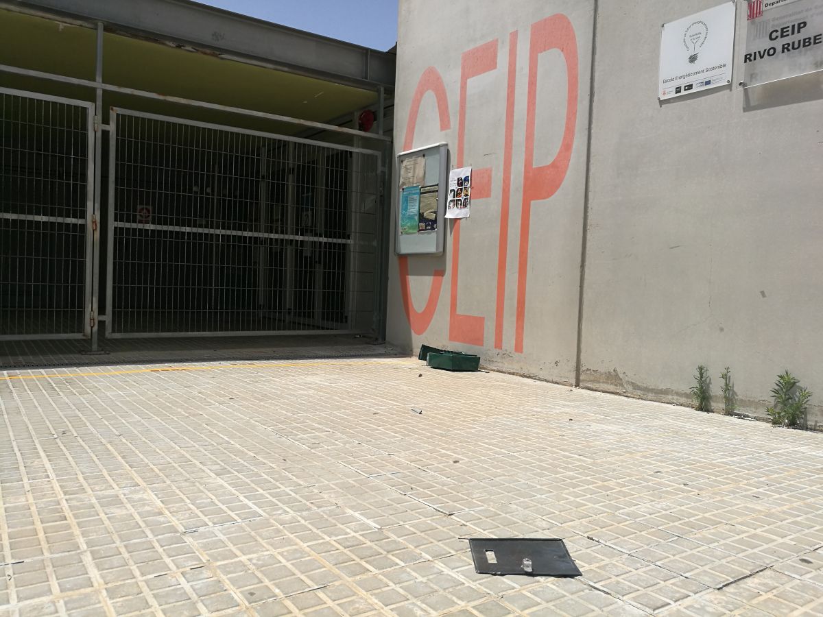 L'entrada del CEIP Rivo Rubeo amb la bústia rebentada pels petards.