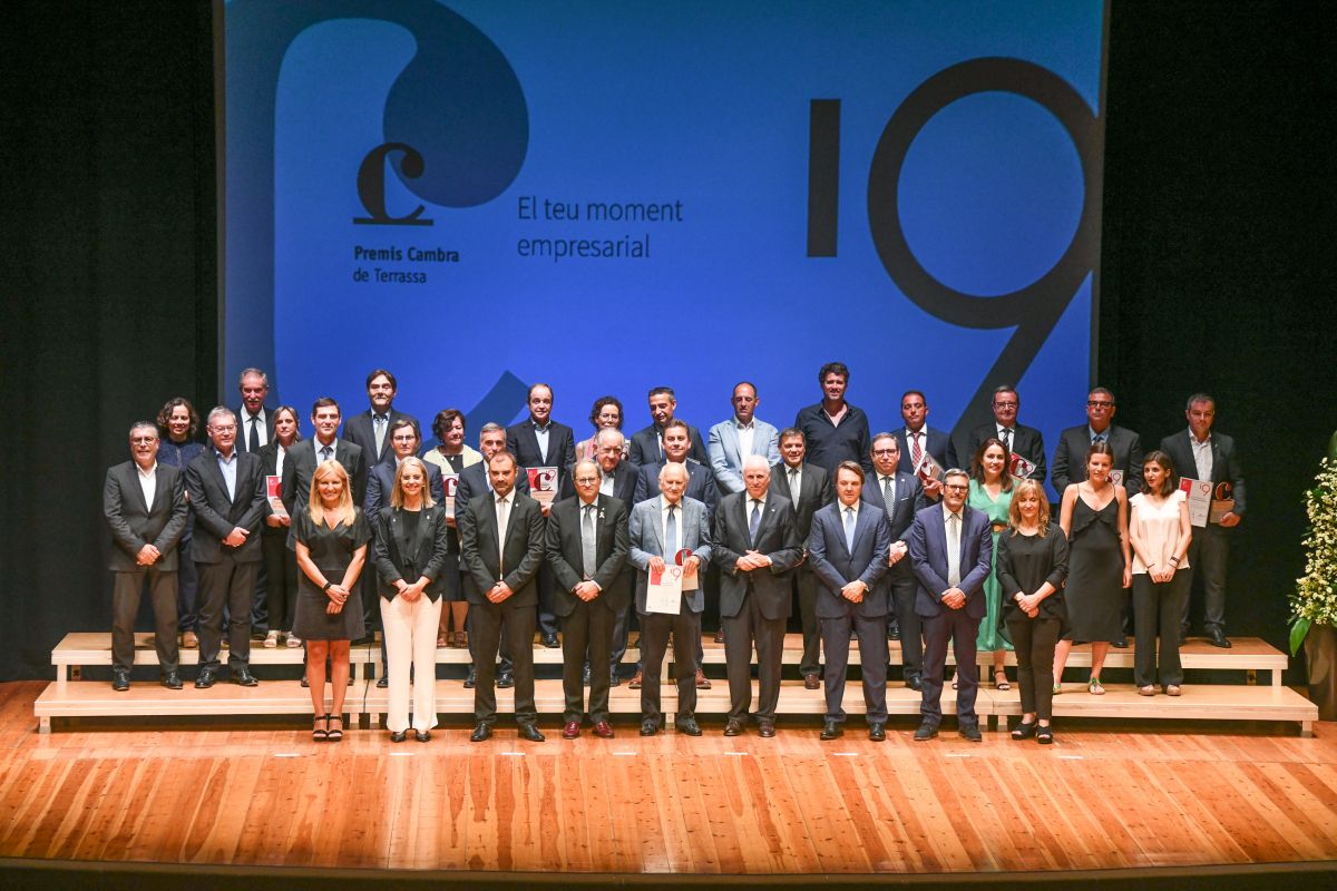 Tots els premiats de l'any amb els representants de les institucions que han assistit al lliurament dels guardons