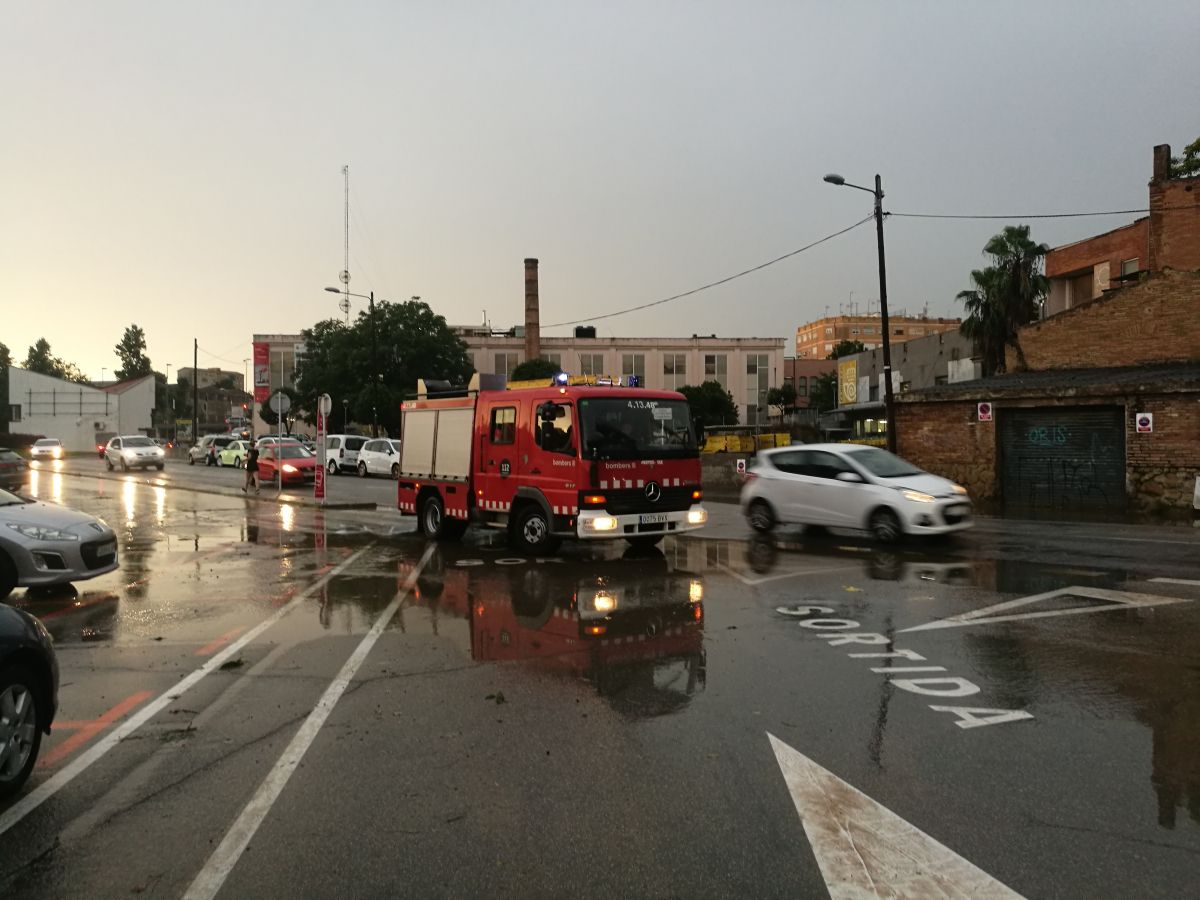 Dotació de bombers a la plaça de l'Escardívol aquesta tarda