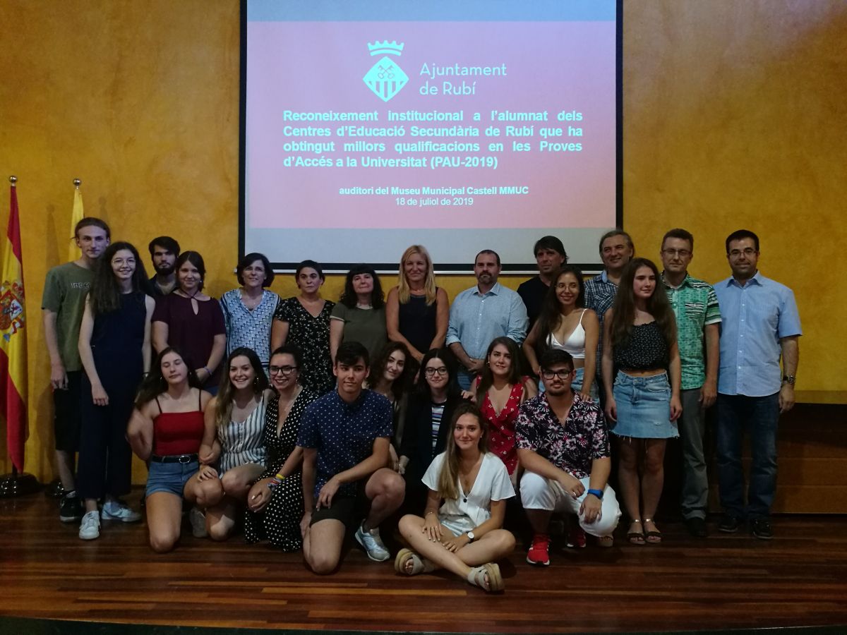 Foto de grup dels alumnes guardonats i representants institucionals al Castell de Rubí