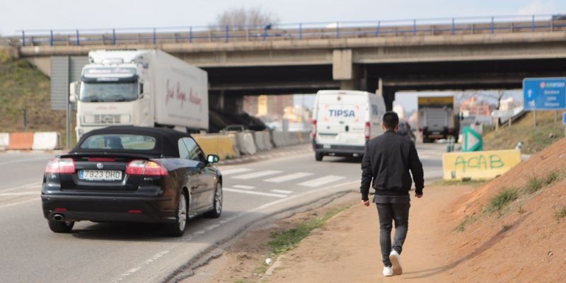 L'espai pels vianants en aquest tram de la carretera de Rubí és precari FOTO: Artur Ribera