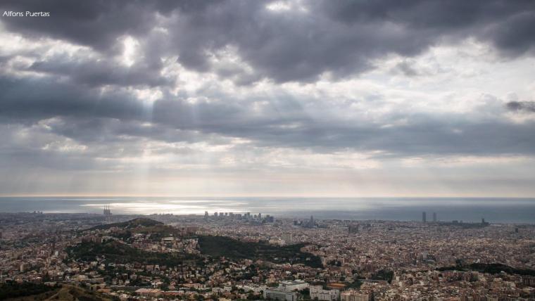 Matí amb núvols baixos abundants a Barcelona. Font: Alfons Puertas