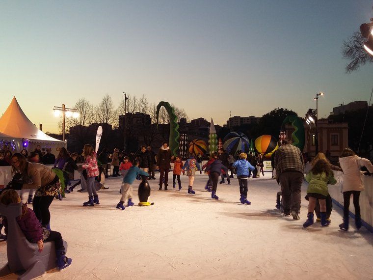 Aquest Nadal torna la tradicional pista de gel a la plaça de la Nova Estació de Rubí. FOTO: Redacció