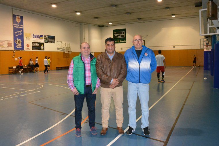 Juan López, acompanyat de Pascual Pérez i Ricard Checa, del CEB Sant Jordi, durant la presentació del curs