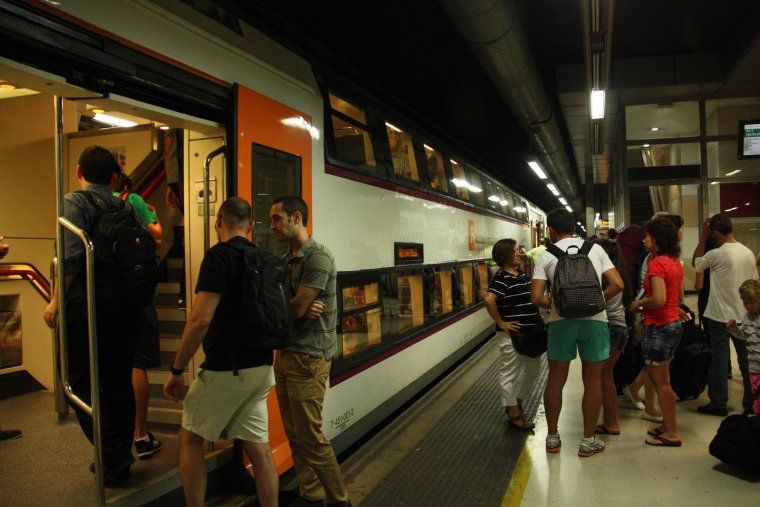 Usuaris de Rodalies de Renfe pujant a un tren