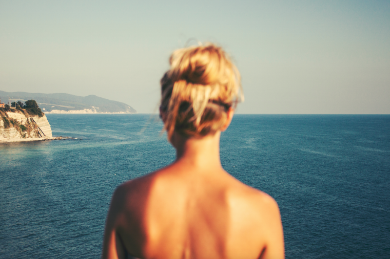 Una noia mira el mar