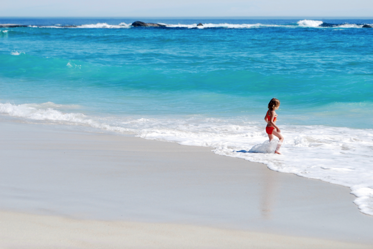 Una nena entrant al mar